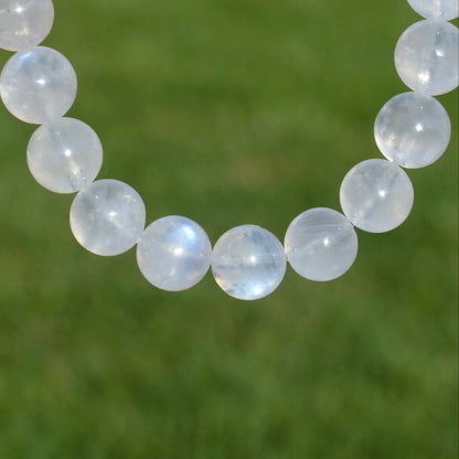 Schillerndes Regenbogenmondstein (weißer Labradorit) Armband mit hochwertigen 8mm Kugelperlen - Nahansicht.
