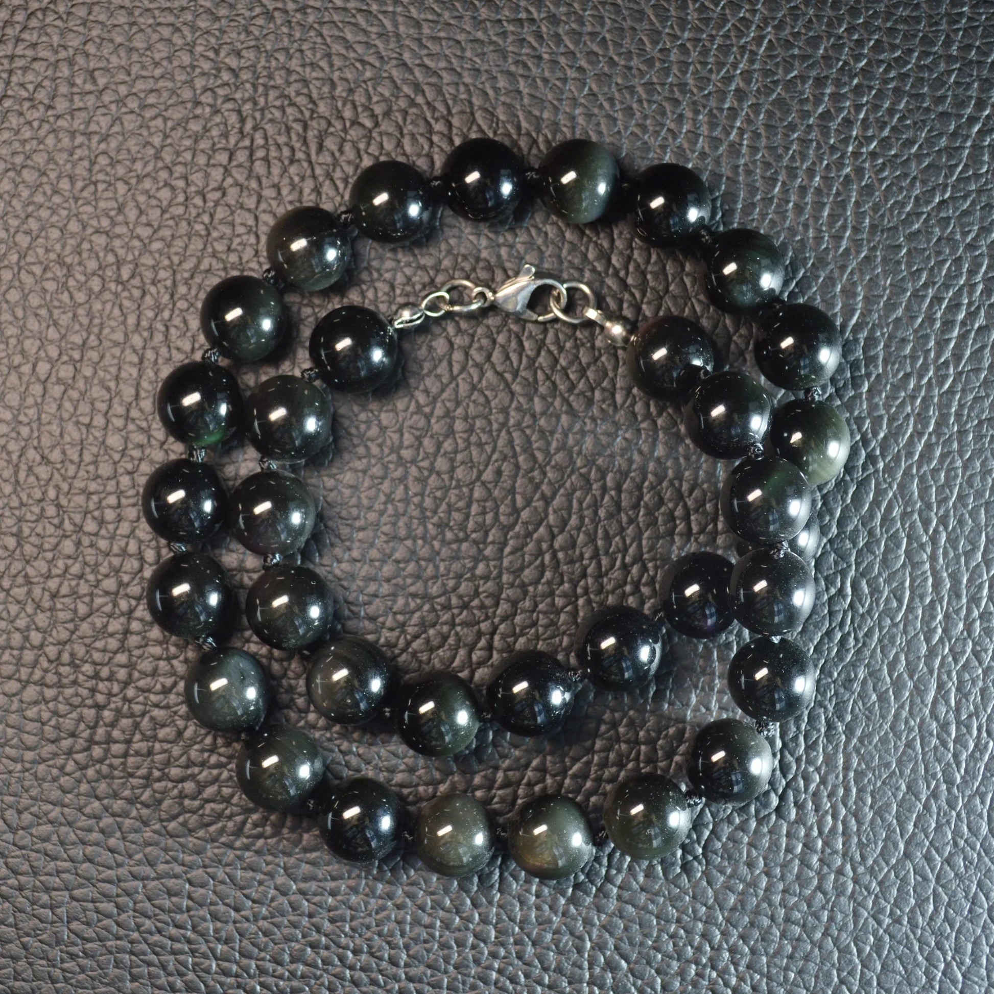 Regenbogen-Obsidian Halskette aus 10mm Natursteinperlen, 45 cm lang, mit Metallverschluss – schillernder Edelsteinschmuck.