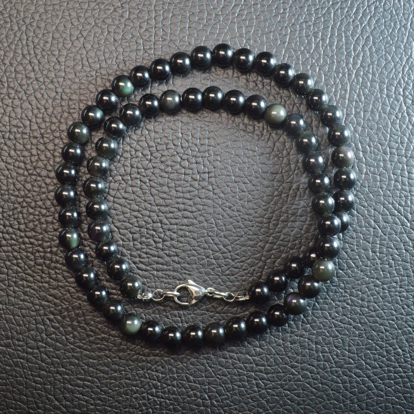 Regenbogen-Obsidian Halskette aus 6mm Natursteinperlen, 45 cm lang, mit Metallverschluss – schillernder Edelsteinschmuck.