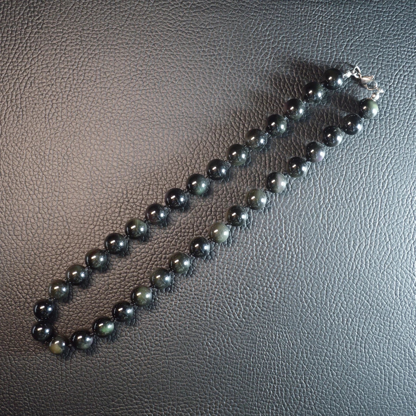 Regenbogen-Obsidian Perlenkette aus 10mm Naturstein – Kristallschmuck mit Metallverschluss. Gesamtansicht.