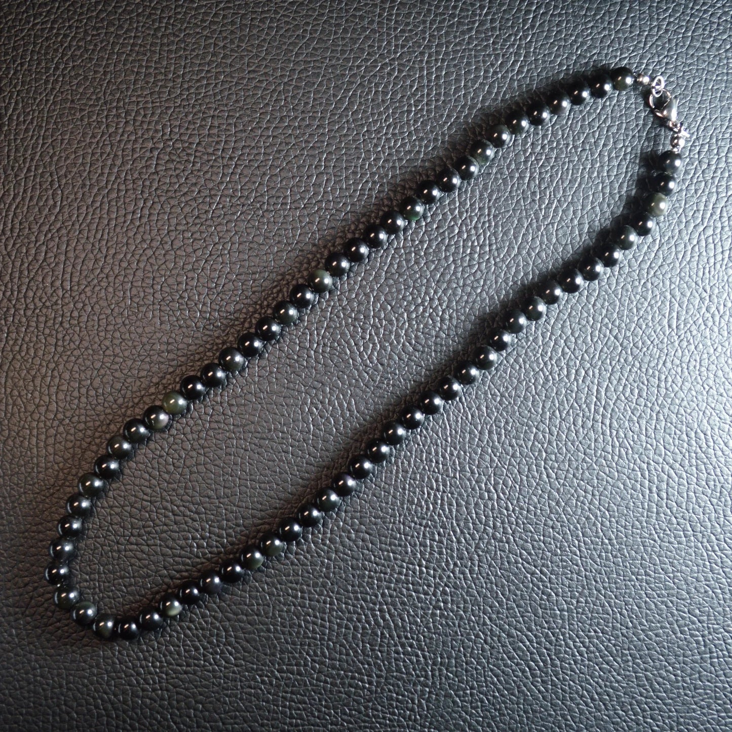 Regenbogen-Obsidian Perlenkette aus 6mm Naturstein – Kristallschmuck mit Metallverschluss. Gesamtansicht.