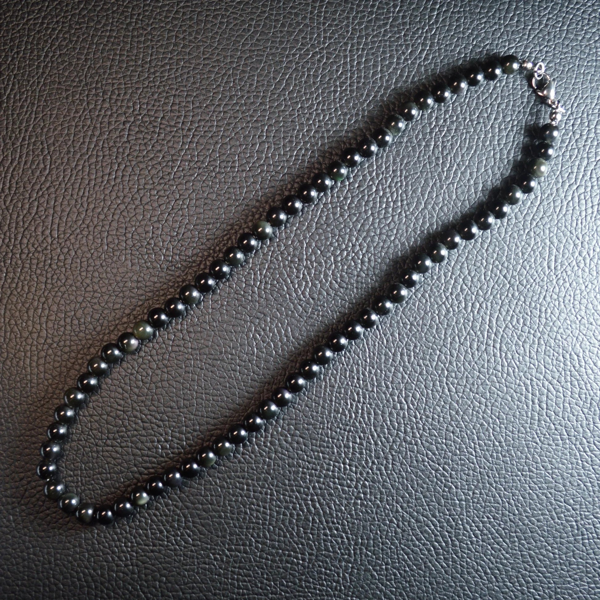 Regenbogen-Obsidian Perlenkette aus 6mm Naturstein – Kristallschmuck mit Metallverschluss. Gesamtansicht.