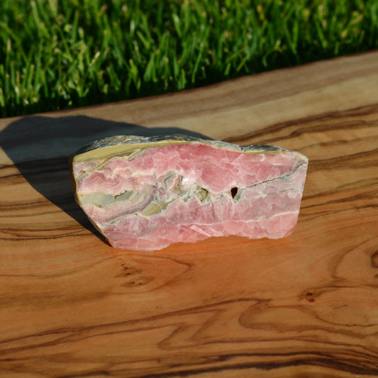 Rhodochrosit Rohstein Platte mit rosa Farbverläufen Vorderseite.