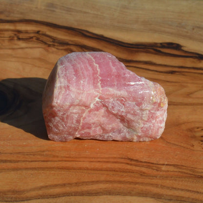 Rhodochrosit Rohstein, teilpoliert