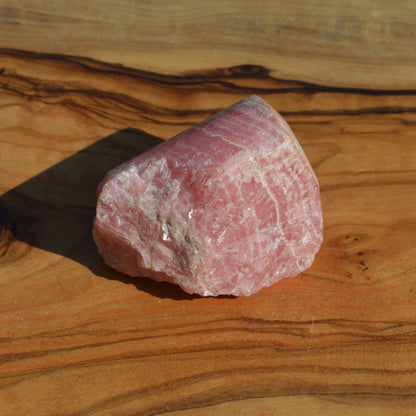 Rhodochrosit Rohstein, teilpoliert