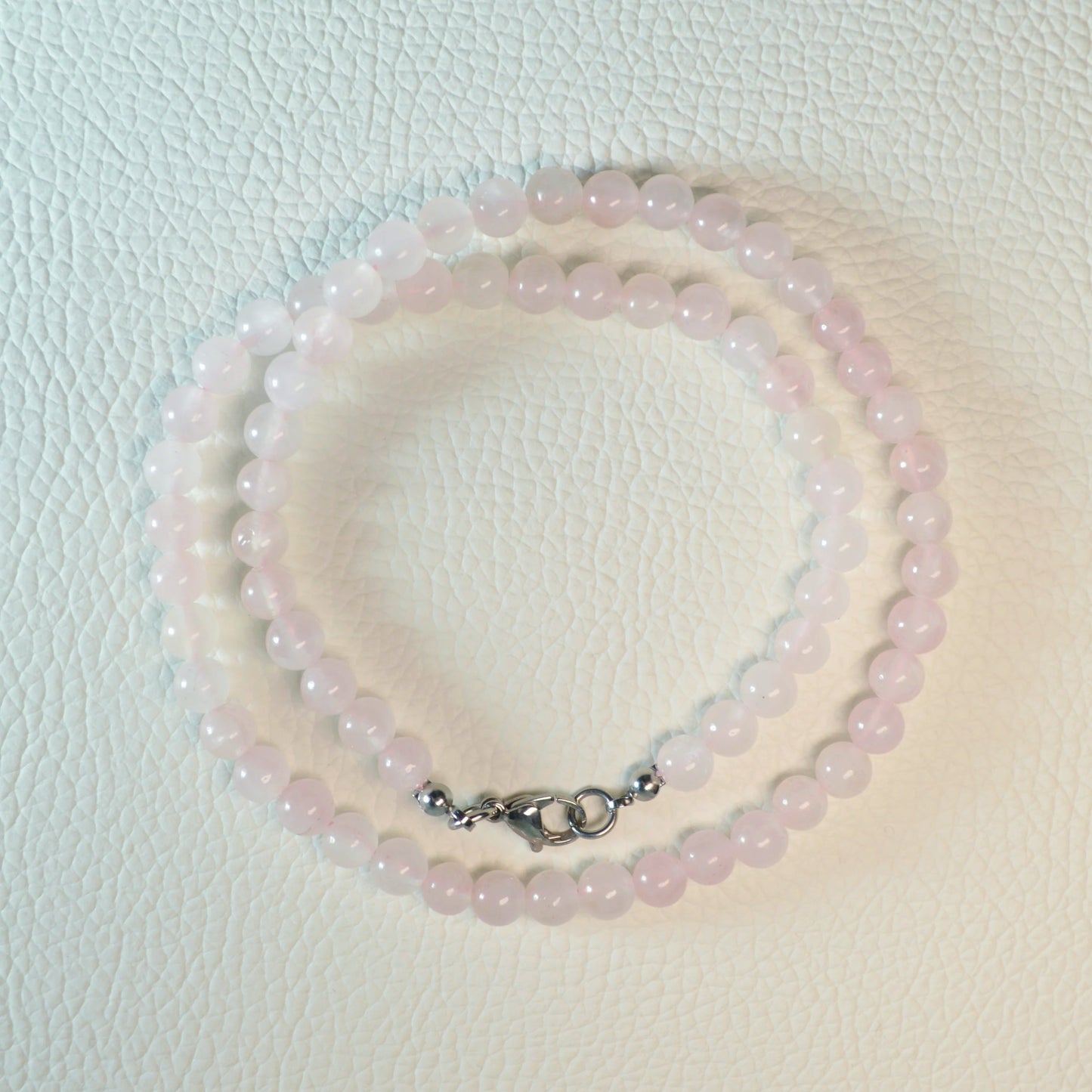 Rosenquarz Halskette aus 6mm Natursteinperlen, 45 cm lang, mit Metallverschluss – Edelsteinschmuck.