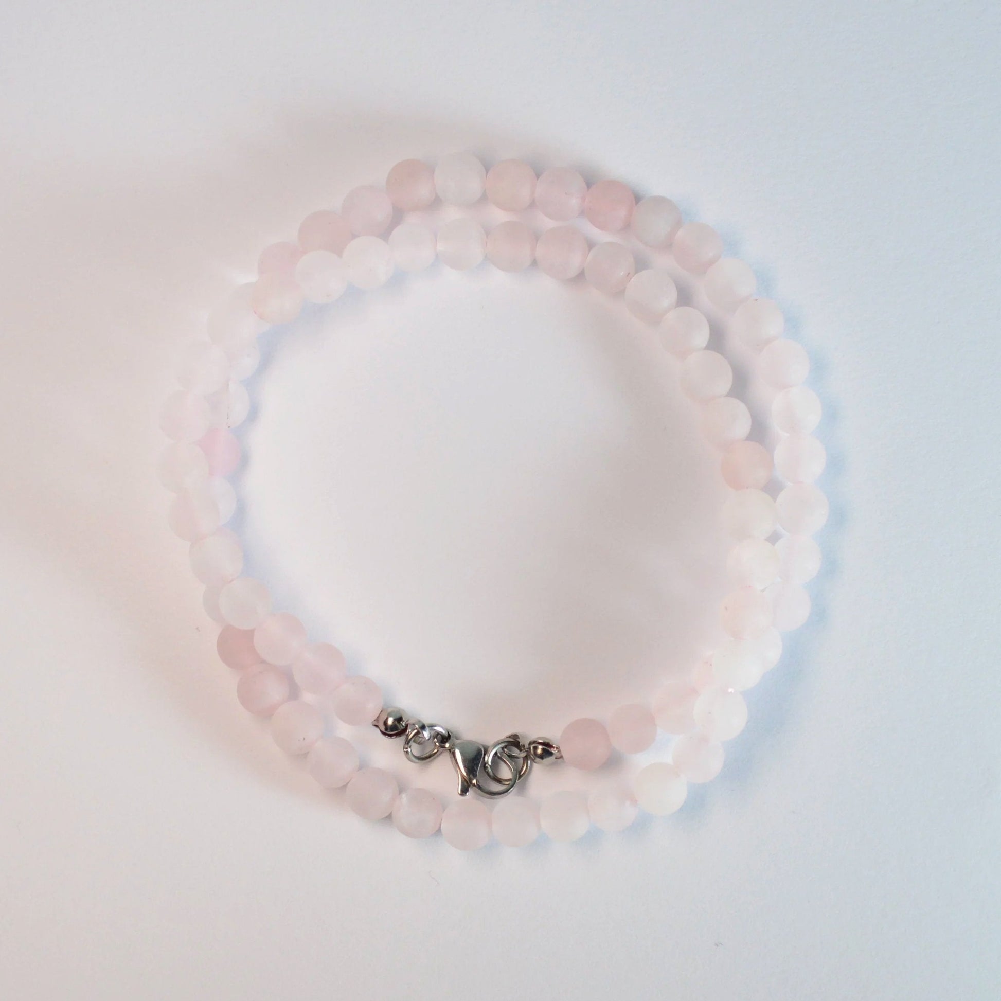 Matte Rosenquarz Halskette aus echten Natursteinperlen – zarter, pastellrosa Edelsteinschmuck in hochwertiger Qualität.