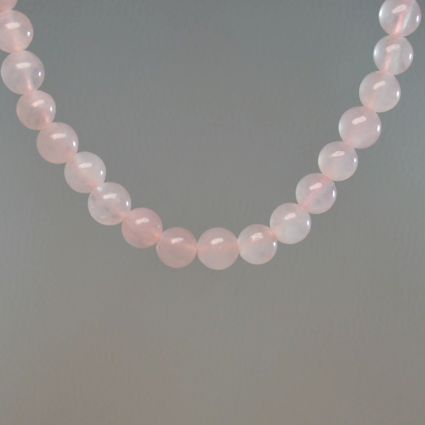 Echte Rosenquarz Kette mit Kristallperlen – 45 cm Edelstein Halskette. Nahansicht.