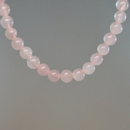 Echte Rosenquarz Kette mit Kristallperlen – 45 cm Edelstein Halskette. Nahansicht.