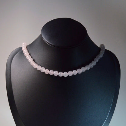 Elegante Rosenquarz Kette mit 6mm Kristallperlen auf Büste – perfekt als Geschenk oder für den Alltag.