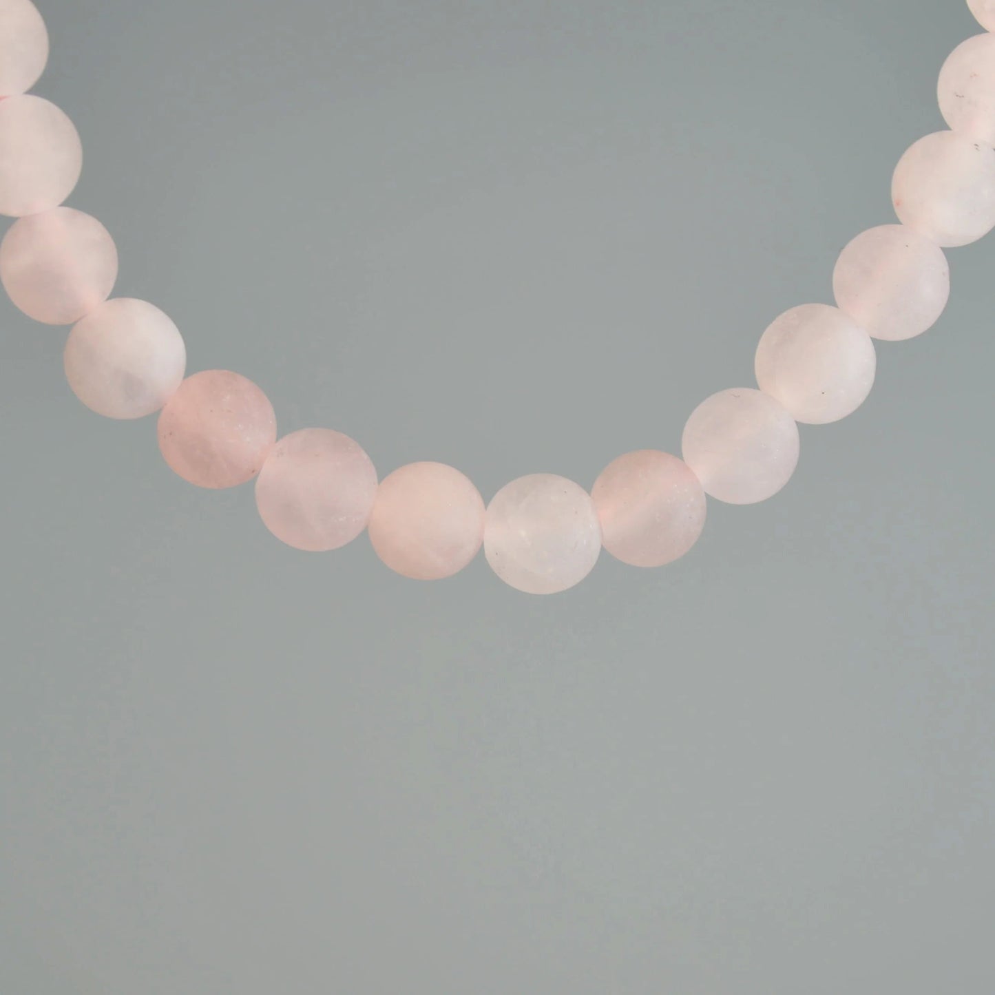 Rosenquarz matt Perlenkette mit sanftem, seidigem Finish – edler rosa Naturstein für Alltag und Geschenkideen. Nahansicht.