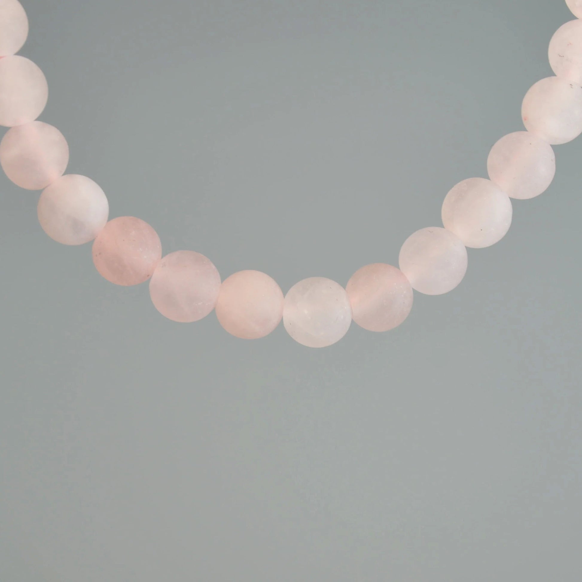 Rosenquarz matt Perlenkette mit sanftem, seidigem Finish – edler rosa Naturstein für Alltag und Geschenkideen. Nahansicht.