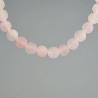 Rosenquarz matt Perlenkette mit sanftem, seidigem Finish – edler rosa Naturstein für Alltag und Geschenkideen. Nahansicht.