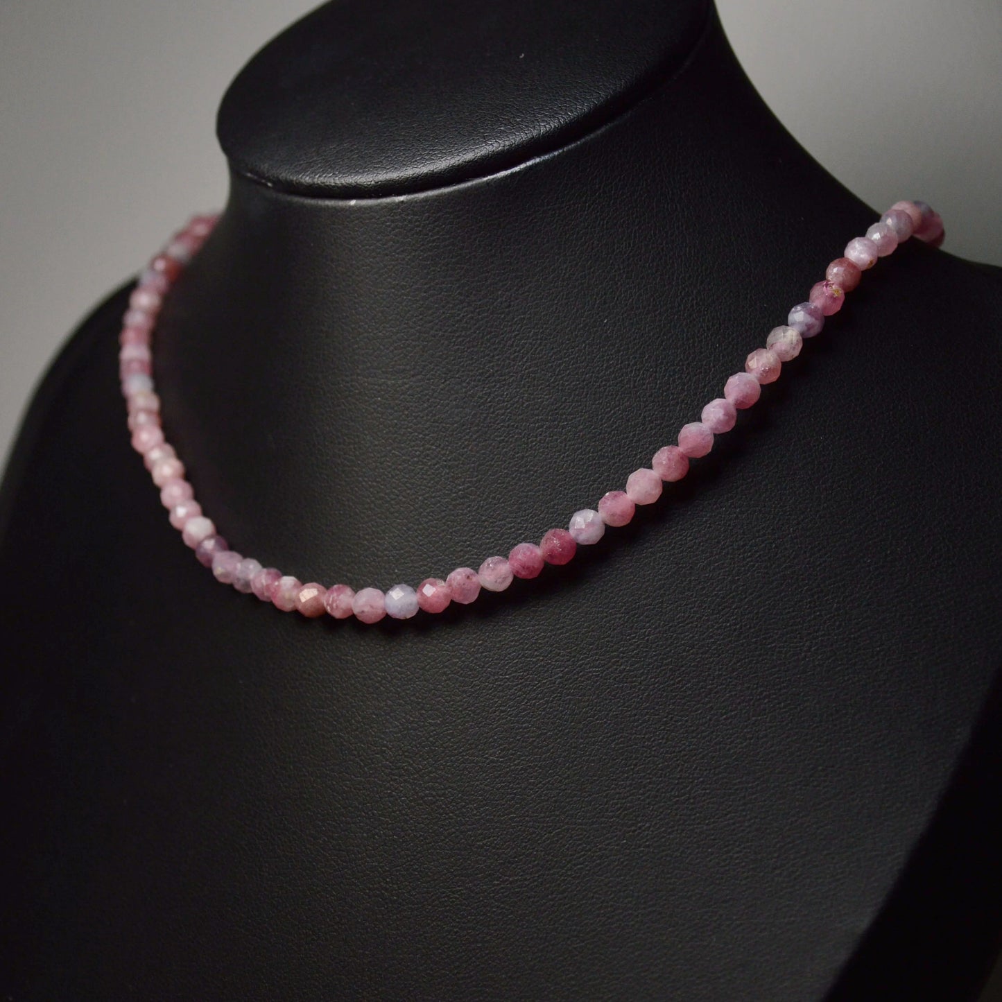 Rubellit Perlenkette aus 4mm Naturstein – Kristallschmuck mit Metallverschluss auf Büste. Gesamtansicht.