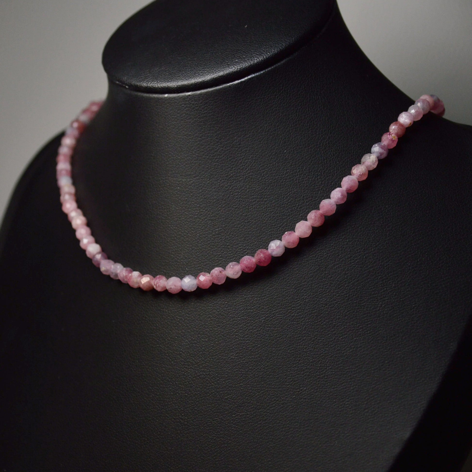 Rubellit Perlenkette aus 4mm Naturstein – Kristallschmuck mit Metallverschluss auf Büste. Gesamtansicht.