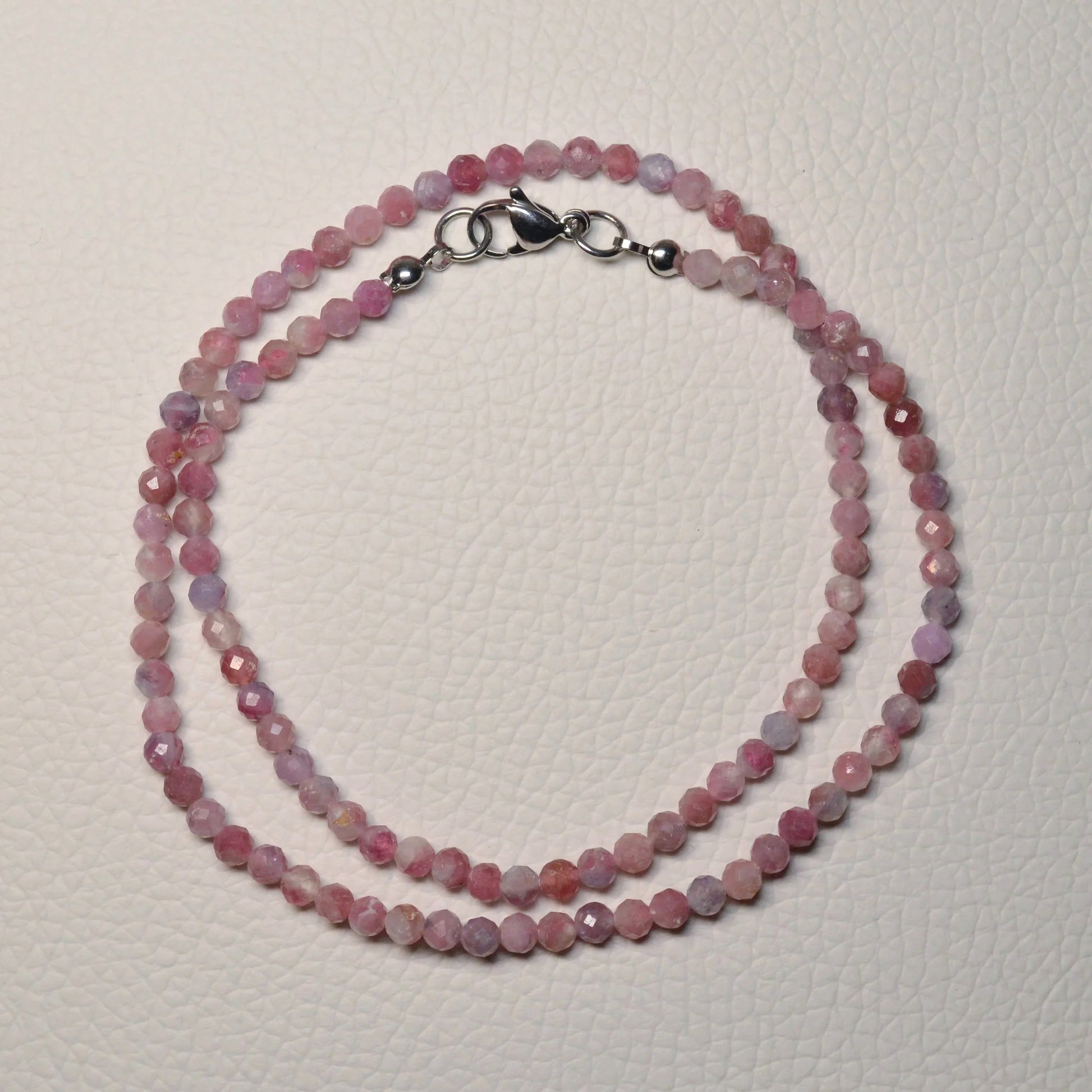 Rubellit Turmalin Halskette aus 4mm facettierten Natursteinperlen, 45 cm lang, mit Metallverschluss – Edelsteinschmuck.