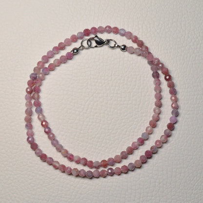 Rubellit Turmalin Halskette aus 4mm facettierten Natursteinperlen, 45 cm lang, mit Metallverschluss – Edelsteinschmuck.