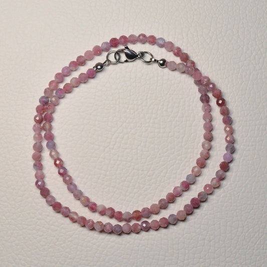 Rubellit Turmalin Halskette aus 4mm facettierten Natursteinperlen, 45 cm lang, mit Metallverschluss – Edelsteinschmuck.