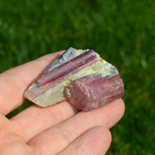 Rubellit-Turmalin in Matrix