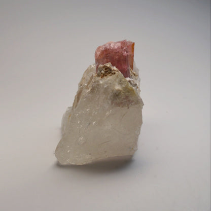 Rubellit-Turmalin in Quarz Stufe