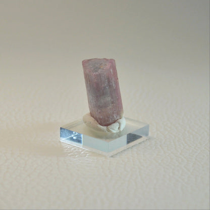 Bicolor-Turmalin auf Acrylsockel