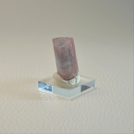 Bicolor-Turmalin auf Acrylsockel