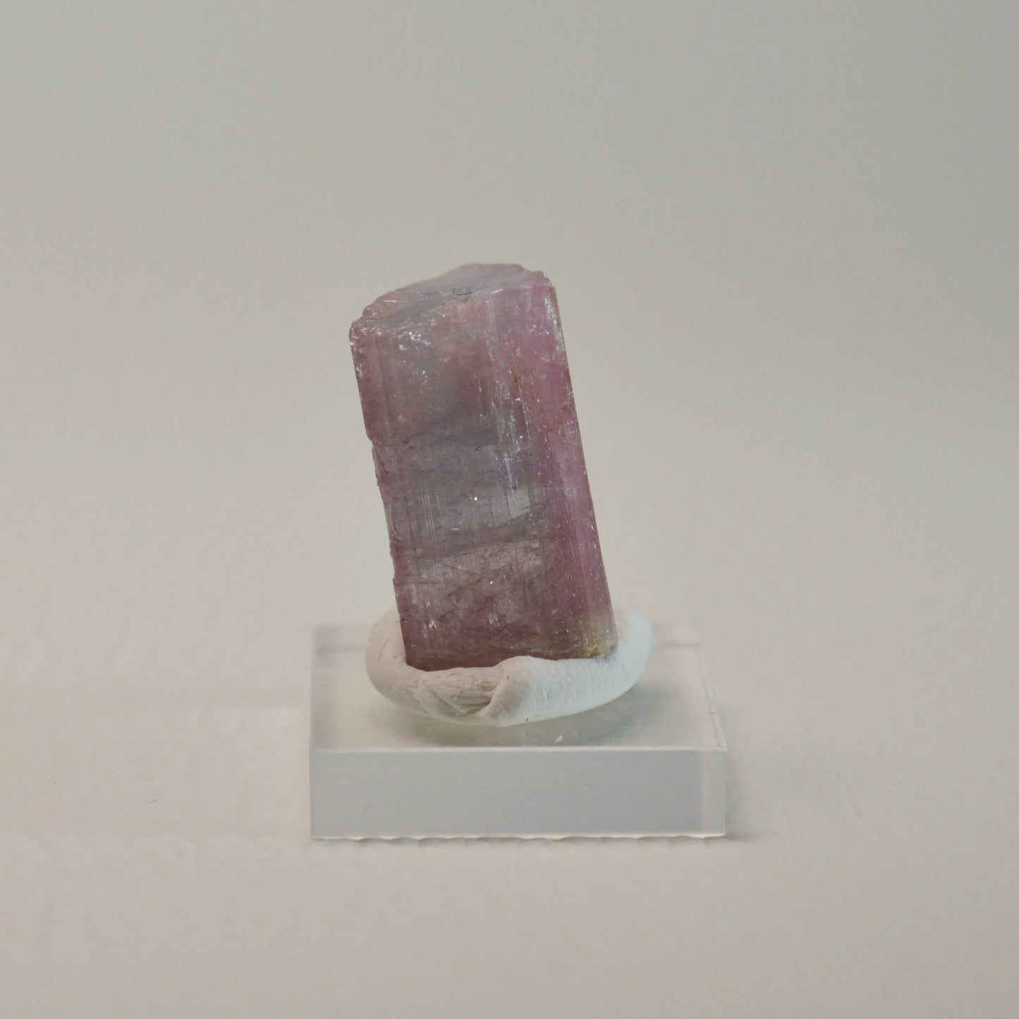 Bicolor-Turmalin auf Acrylsockel