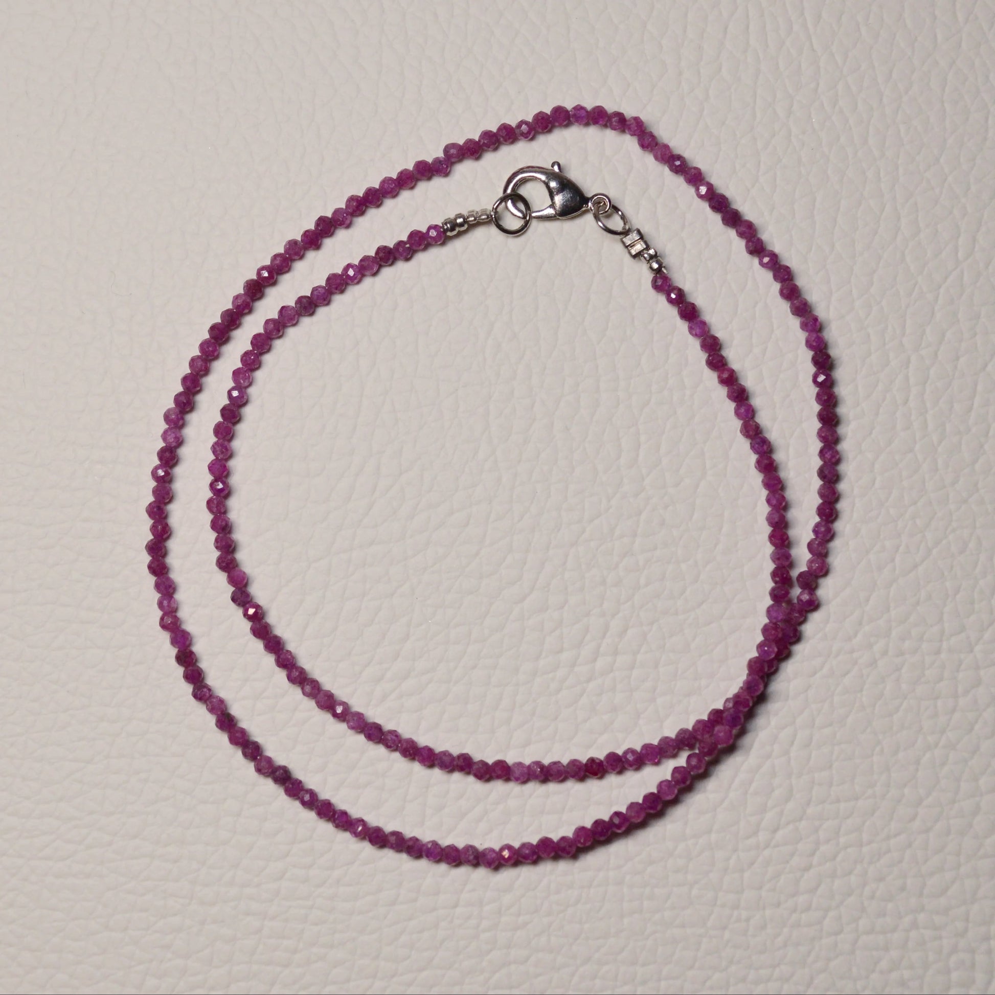 Rubin Halskette aus 2mm facettierten Natursteinperlen, 45 cm lang, mit Metallverschluss – Edelsteinschmuck.