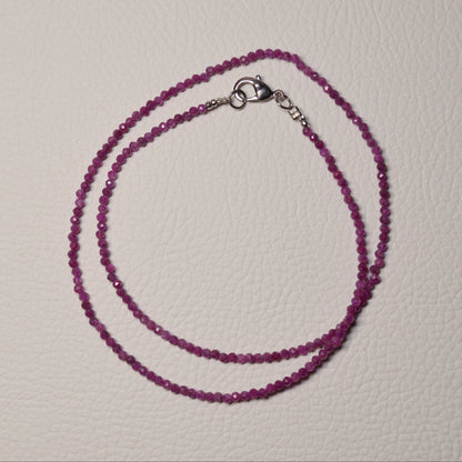 Rubin Halskette aus 2mm facettierten Natursteinperlen, 45 cm lang, mit Metallverschluss – Edelsteinschmuck.