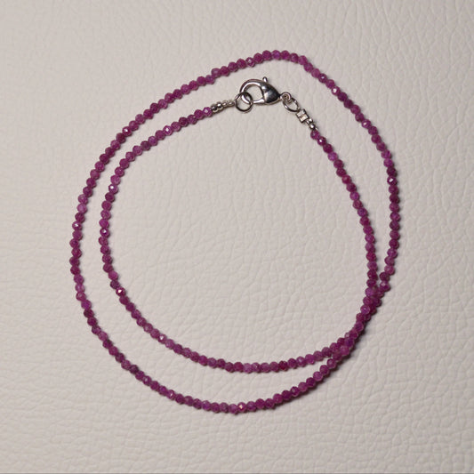 Rubin Halskette aus 2mm facettierten Natursteinperlen, 45 cm lang, mit Metallverschluss – Edelsteinschmuck.