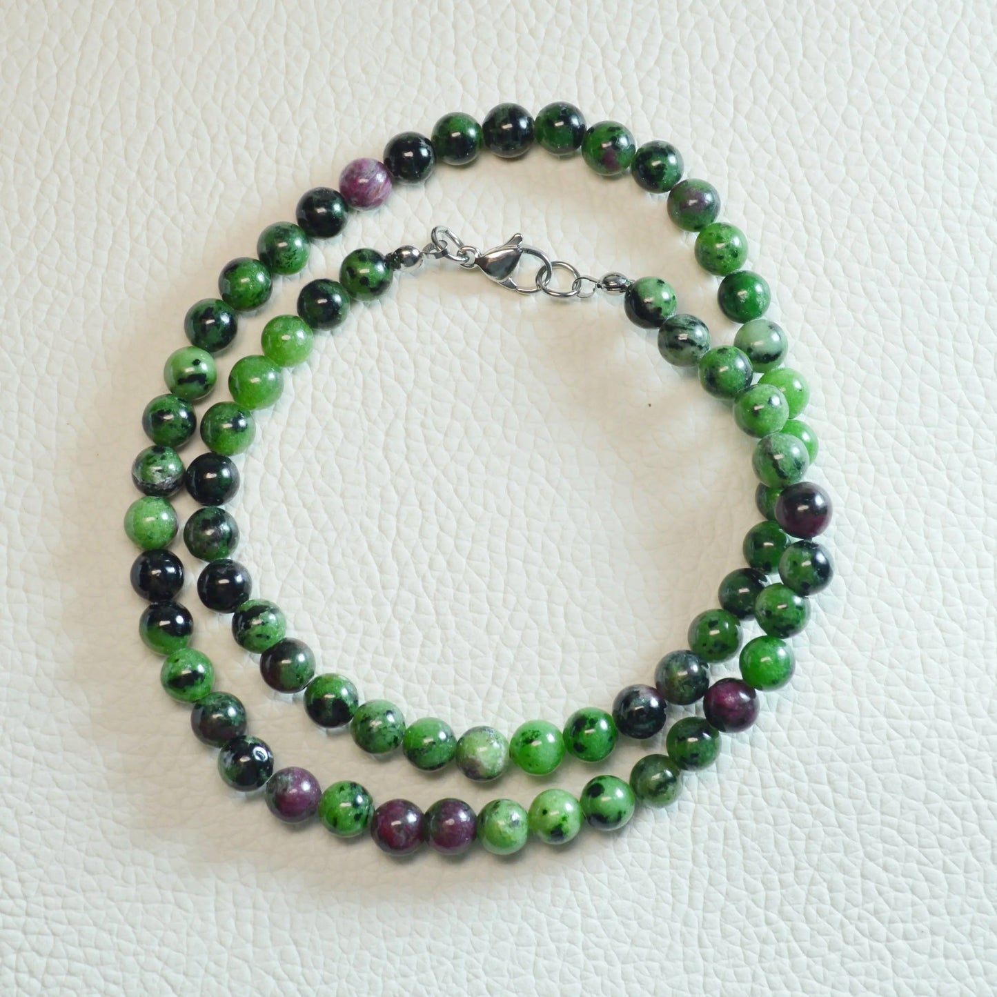 Rubin in Zoisit Halskette aus 6mm Natursteinperlen, 45 cm lang, mit Metallverschluss – Edelsteinschmuck.