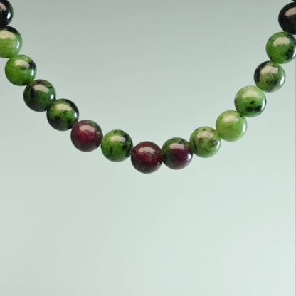 Echte Rubin in Zoisit Kette mit Kristallperlen – 45 cm Edelstein Halskette. Nahansicht.