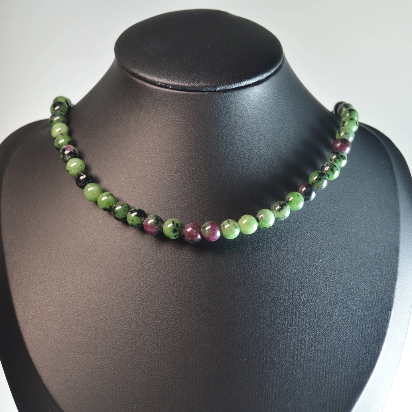 Elegante Rubin in Zoisit Kette mit 6mm Kristallperlen auf Büste – perfekt als Geschenk oder für den Alltag.