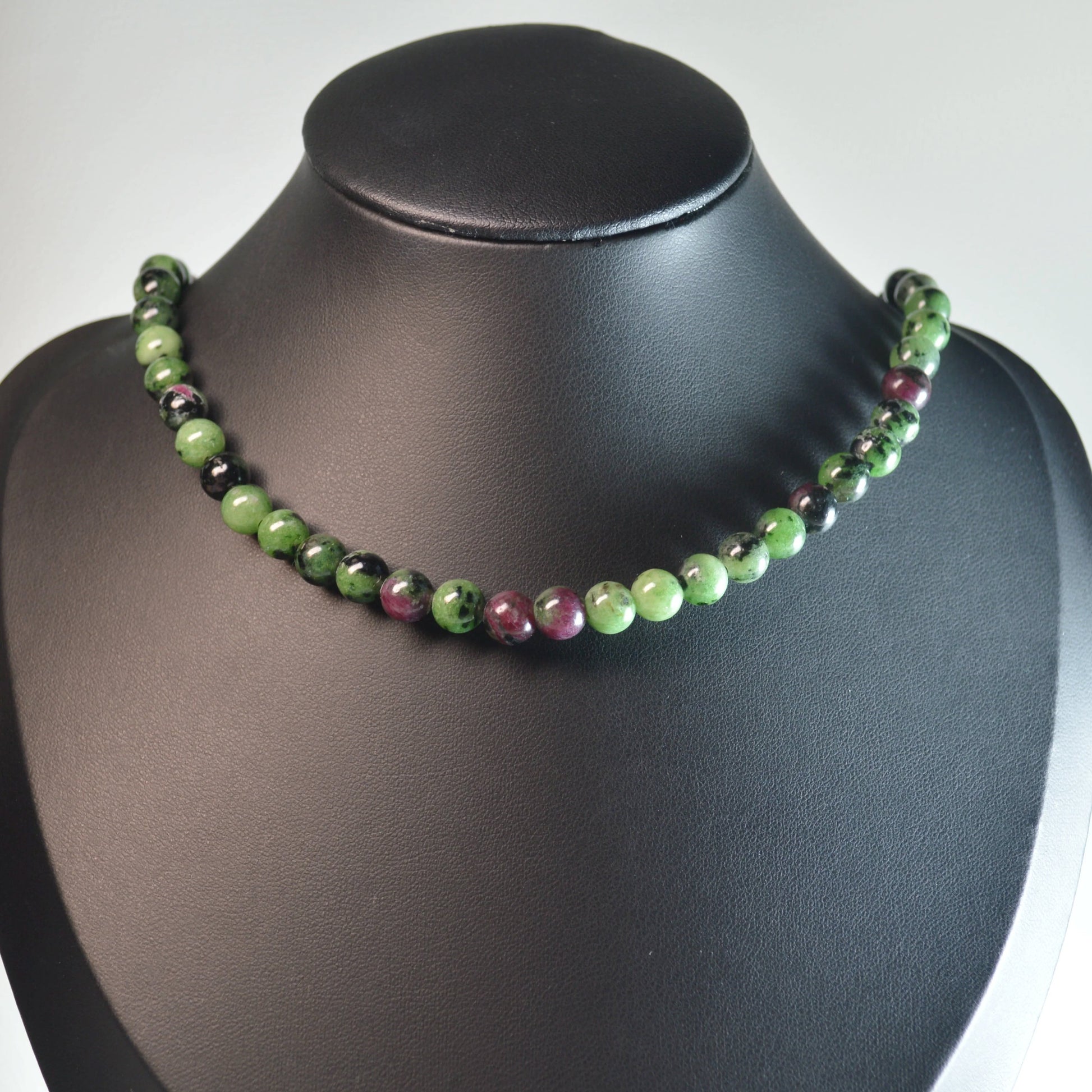 Elegante Rubin in Zoisit Kette mit 6mm Kristallperlen auf Büste – perfekt als Geschenk oder für den Alltag.