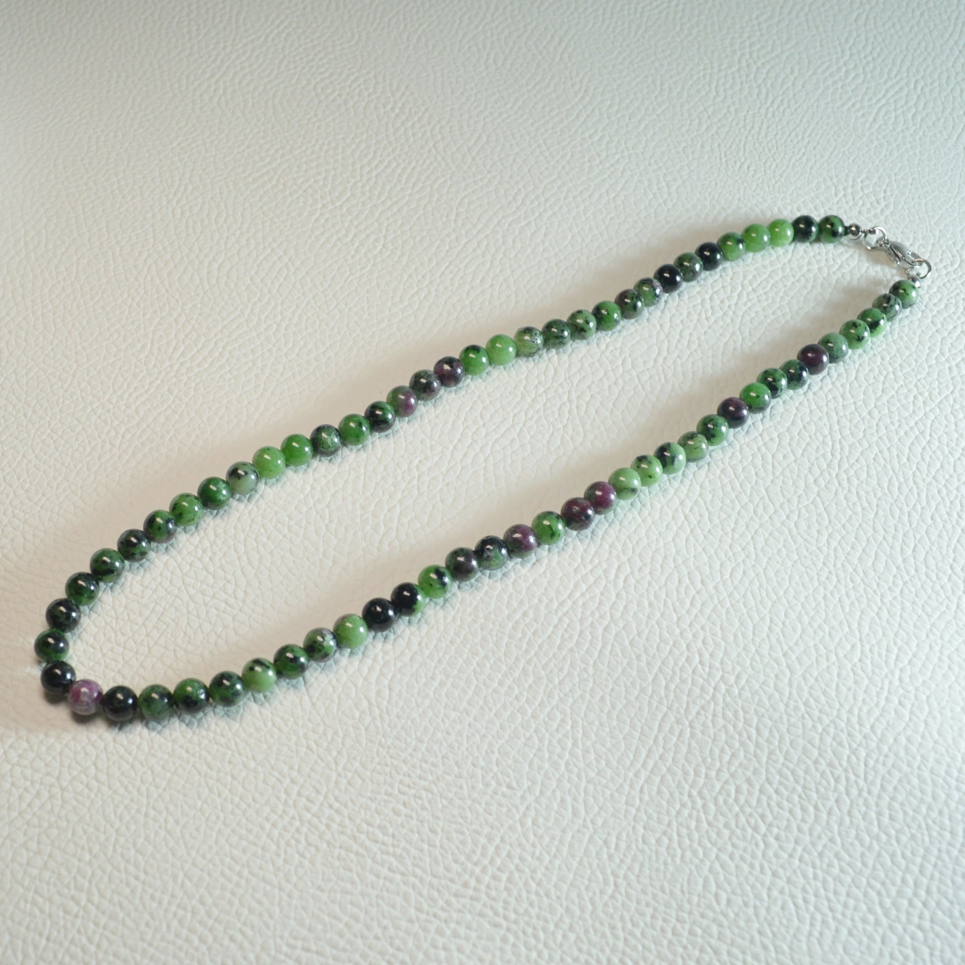 Rubin in Zoisit Perlenkette aus 6mm Naturstein – Kristallschmuck mit Metallverschluss. Gesamtansicht.