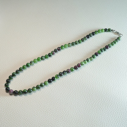 Rubin in Zoisit Perlenkette aus 6mm Naturstein – Kristallschmuck mit Metallverschluss. Gesamtansicht.