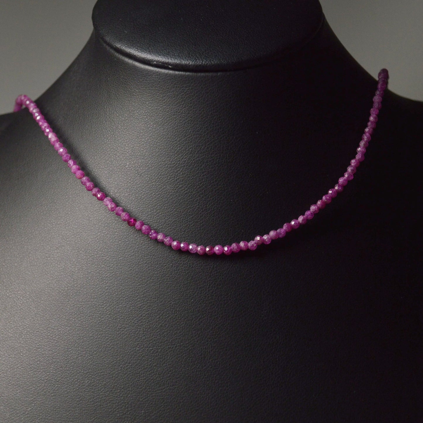 Rubin Perlenkette aus 2mm Naturstein – Kristallschmuck mit Metallverschluss auf Büste.