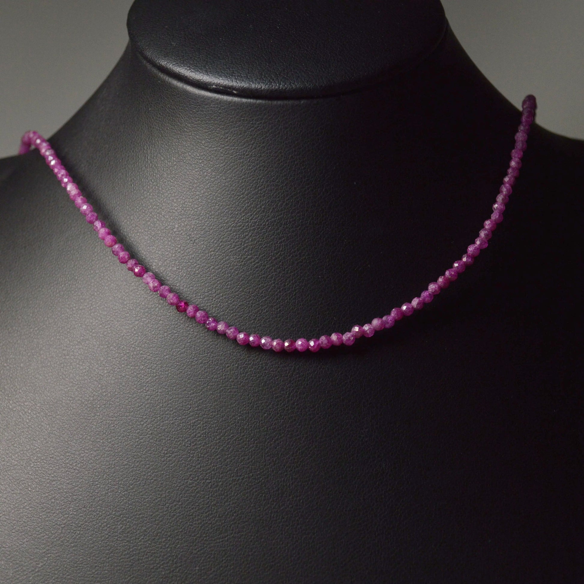 Rubin Perlenkette aus 2mm Naturstein – Kristallschmuck mit Metallverschluss auf Büste.