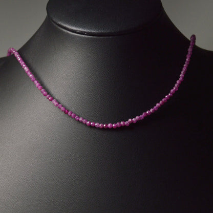 Rubin Perlenkette aus 2mm Naturstein – Kristallschmuck mit Metallverschluss auf Büste.