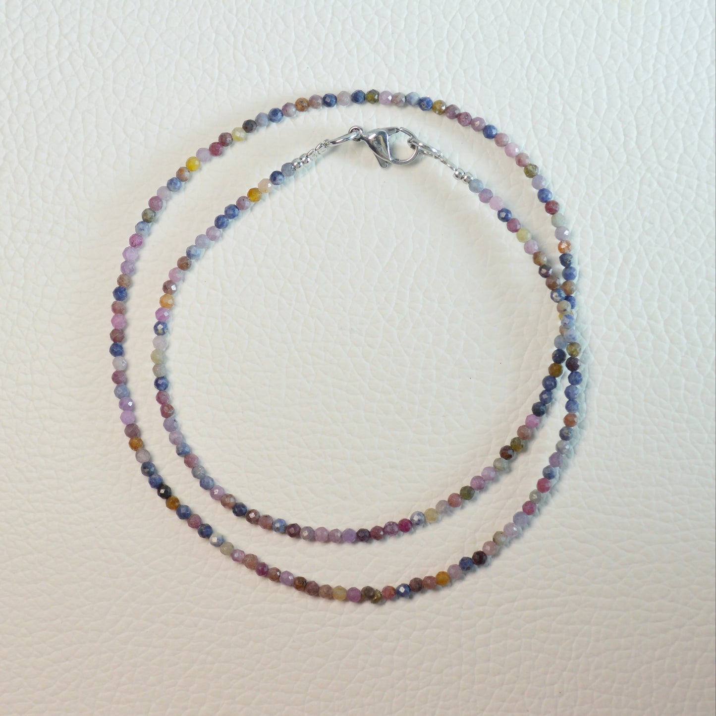Rubin Saphir Halskette aus 2mm facettierten Natursteinperlen, 45 cm lang, mit Metallverschluss – Edelsteinschmuck.