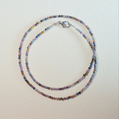 Rubin Saphir Halskette aus 2mm facettierten Natursteinperlen, 45 cm lang, mit Metallverschluss – Edelsteinschmuck.