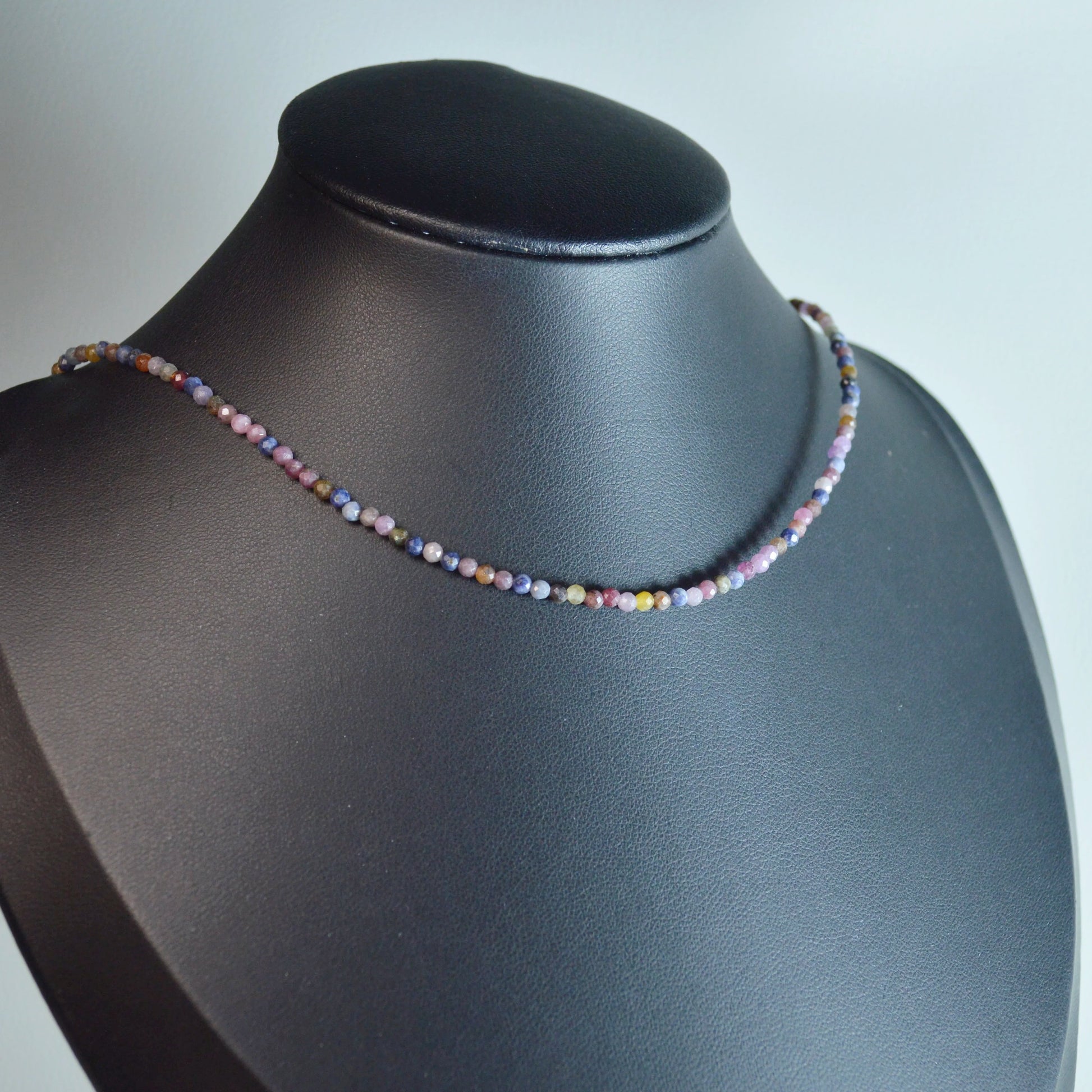 Rubin Saphir Perlenkette aus 2mm Naturstein – Kristallschmuck mit Metallverschluss auf Büste.