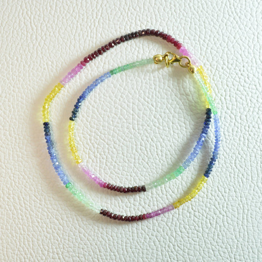 Facettierte Rubin Smaragd Saphir Halskette 45 cm – Gesamtansicht, grüne, blaue, gelbe und rosa-rote 3mm Natursteine sichtbar.