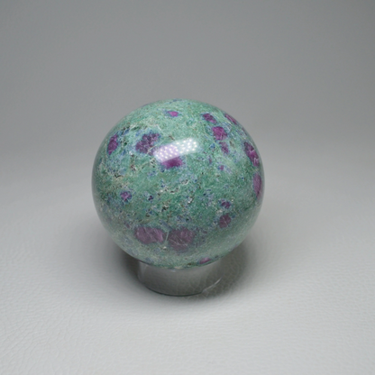 Rubin-Fuchsit-Kyanit Kugel 60mm