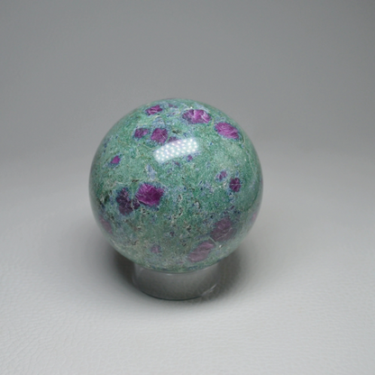 Rubin-Fuchsit-Kyanit Kugel 60mm