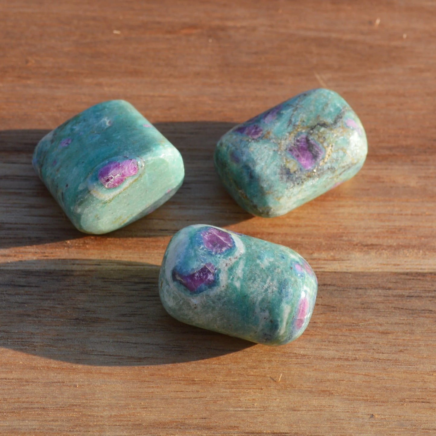 Rubin in Fuchsit-Kyanit Trommelstein