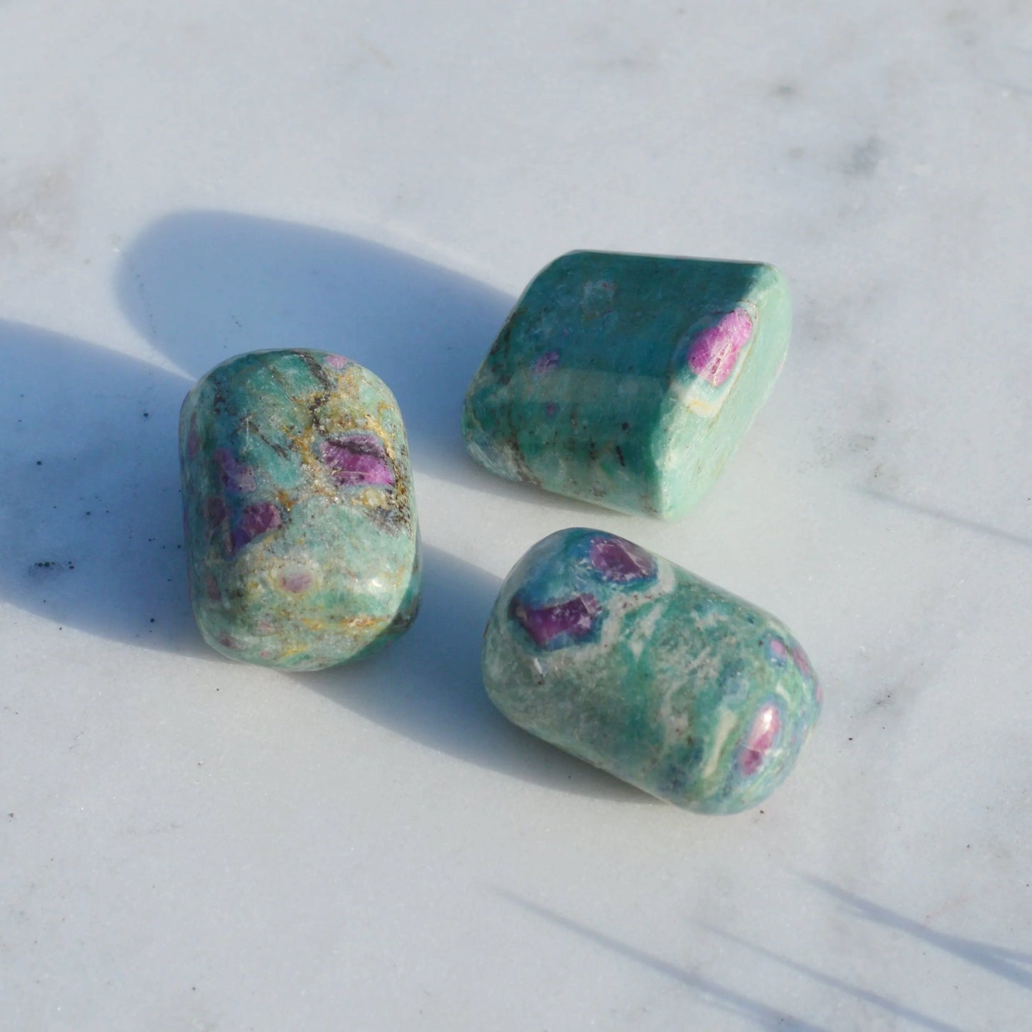 Rubin in Fuchsit-Kyanit Trommelstein