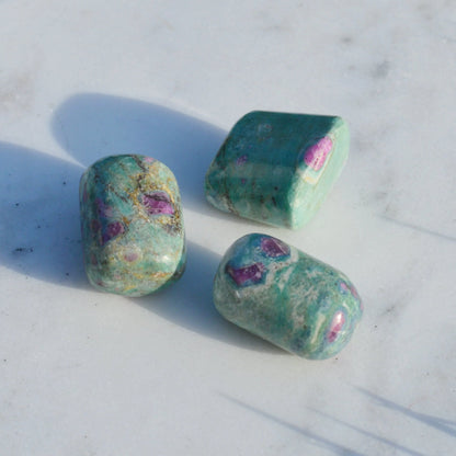 Rubin in Fuchsit-Kyanit Trommelstein