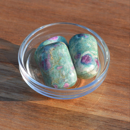 Rubin in Fuchsit-Kyanit Trommelstein