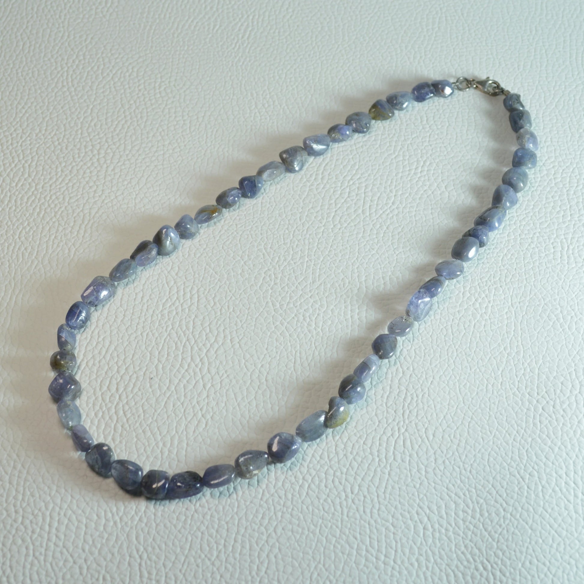 Tansanit Halskette aus Rustikalen Natursteinnuggets 45 cm lang, mit 925 Sterling Silber Verschluss –  Edelsteinschmuck.